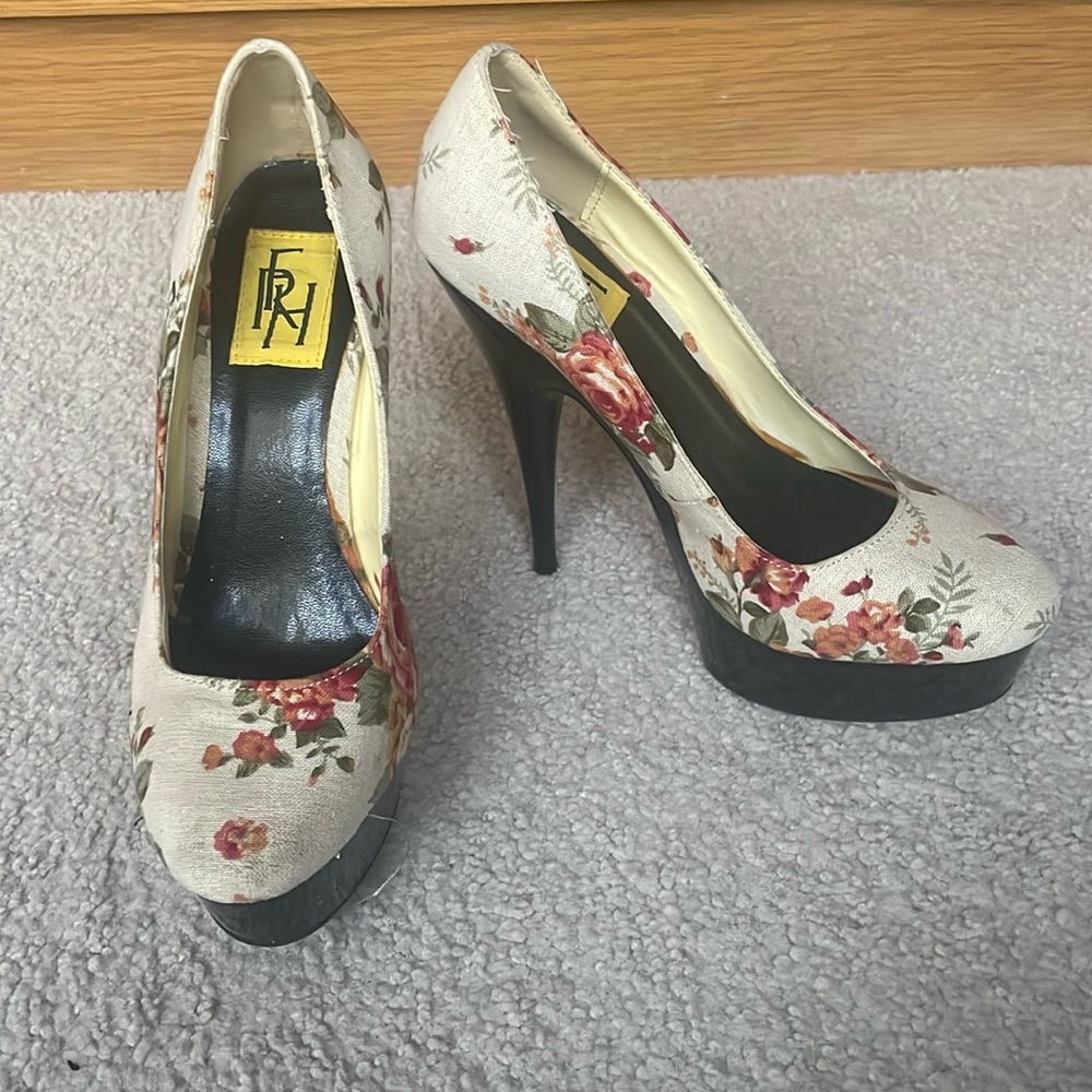 Flowered fabric shoes